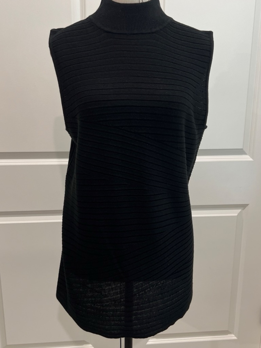 Dana Buchman Black Sleeveless Mock Turtle Neck. Size large